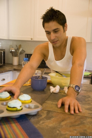Cook Evan gets distracted by cute guy in - XXX Dessert - Picture 2