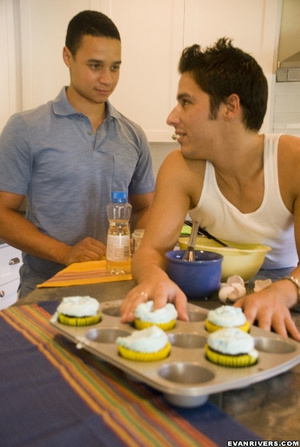 Cook Evan gets distracted by cute guy in - XXX Dessert - Picture 3
