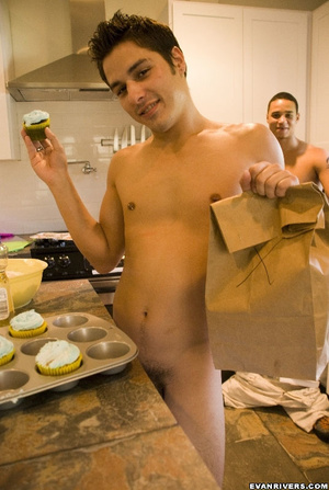 Cook Evan gets distracted by cute guy in - XXX Dessert - Picture 7