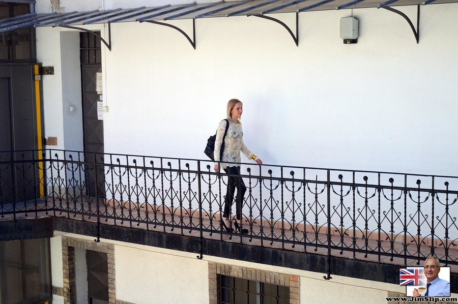 Hot blonde waste no time striping off to sh - XXX Dessert - Picture 2