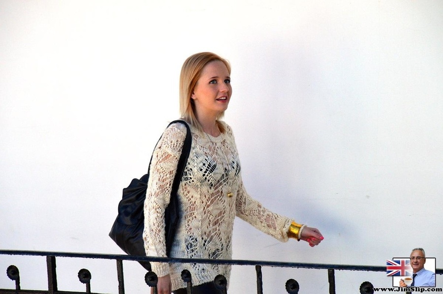 Hot blonde waste no time striping off to sh - XXX Dessert - Picture 3