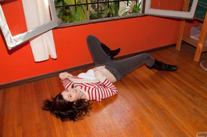 Sweet American teeny laying on the floor - Picture 6