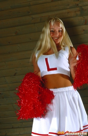 Tanned cheerleader loves her white toy - Picture 1