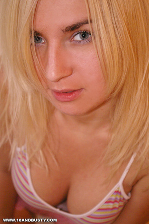 Seductive hot photos of young teen blond - Picture 2