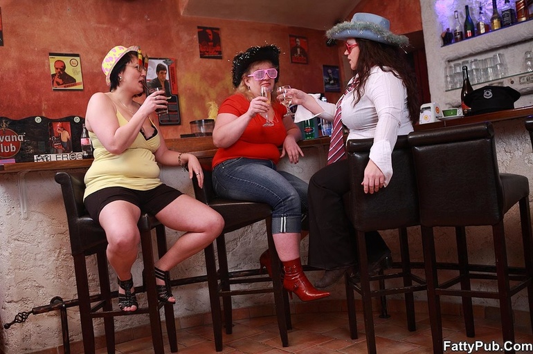 Three guys join three horny fat chicks drinking in bar - Picture 1