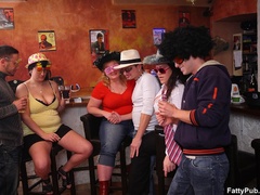 Three fat chicks who know how to have fun party wild - Picture 3