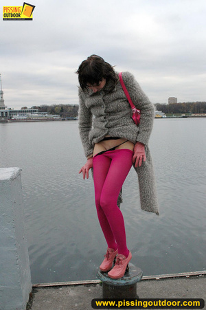 Babe walking outdoors makes a quick stop on an embankment to let out hot piss - Picture 4