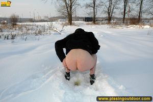 Lady in black coat and hat expose seductive ass and sprays hot pee on snow - Picture 10