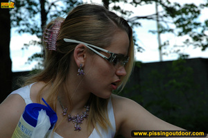 Young pretty blonde in glasses and short skirt sits on public bench to spray piss - Picture 15
