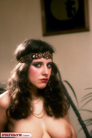 Gorgeous hippie brunette sucking classic - Picture 4