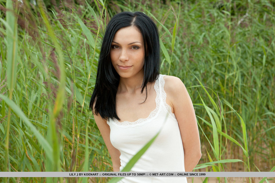 Inviting chick looking for fun reveals her  - XXX Dessert - Picture 1