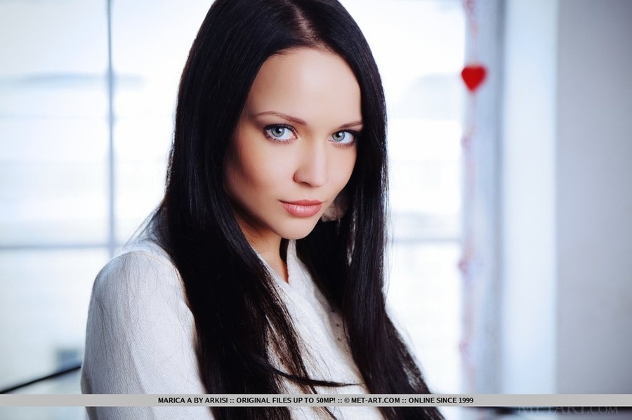 Beautiful chick takes her time posing befor - XXX Dessert - Picture 1