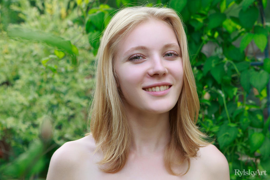 Slim blonde angel posing naked on the park  - XXX Dessert - Picture 3