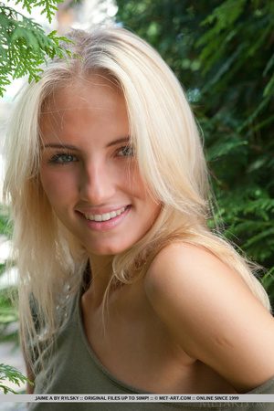 Beautiful skinny blonde cools down her k - Picture 1