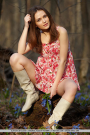Backwoods babe in skimpy sundress reveals her sweet little beaver