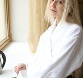 Scandanavian shower slut washes her already-wet pussy