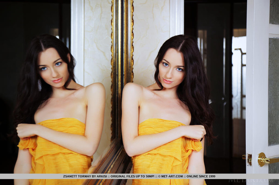 Cosmopolitan brunette drops her yellow wrap - XXX Dessert - Picture 2