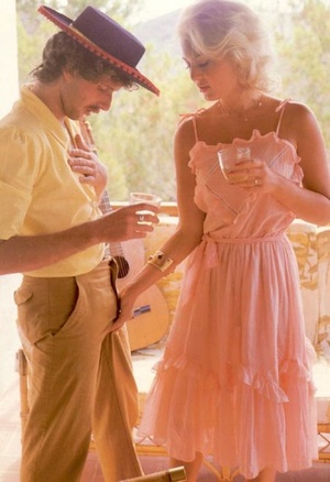 Seventies man giving a serenade to his s - XXX Dessert - Picture 4