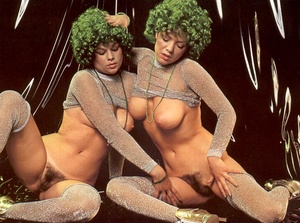Sexy retro girls with green hair playing - XXX Dessert - Picture 6