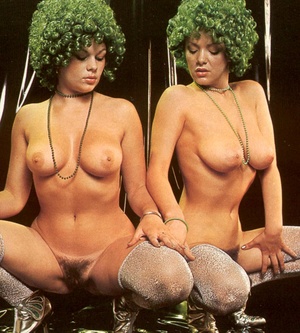 Sexy retro girls with green hair playing - Picture 8
