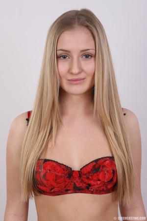 Cute face young blonde with seductive cu - Picture 6