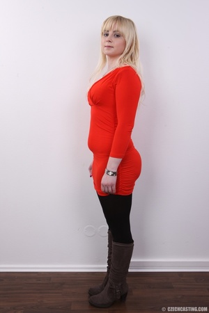 Pretty blonde with sexy chubby figure sh - Picture 3