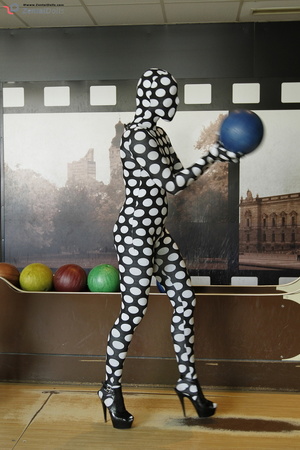 Two black and ping zentai wearing girls  - Picture 3