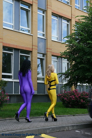 Two horny yellow and violett zentai wear - Picture 1