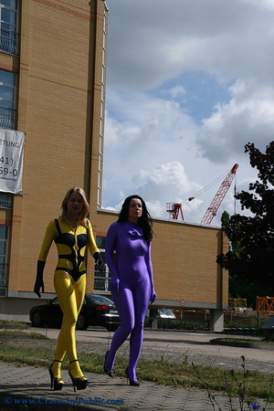 Two horny yellow and violett zentai wear - Picture 2