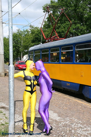 Two horny yellow and violett zentai wear - Picture 7
