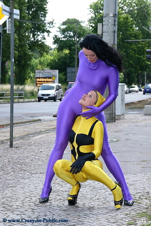 Two horny yellow and violett zentai wear - Picture 10