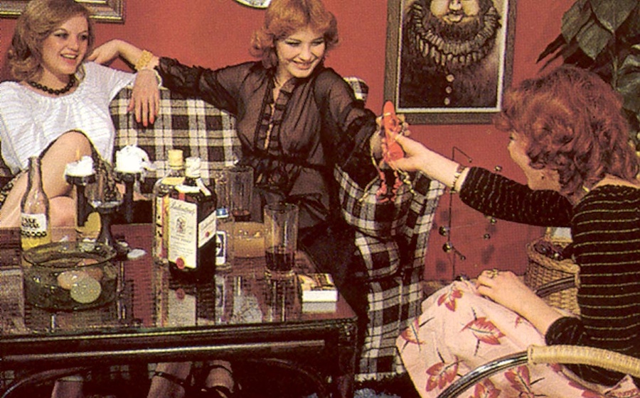 Three hairy seventies lesbians trying out t - XXX Dessert - Picture 3
