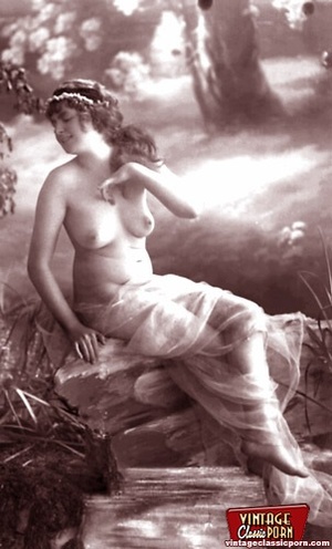 Very pretty vintage girls posing topless - Picture 4