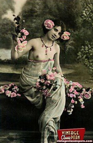 Very pretty vintage girls posing topless - Picture 6