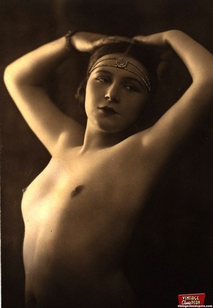 Very pretty vintage girls posing topless - Picture 12