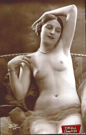 Very pretty vintage babes posing in the  - Picture 7