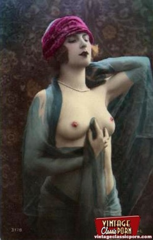 Beautiful vintage naked sweeties posing  - Picture 8