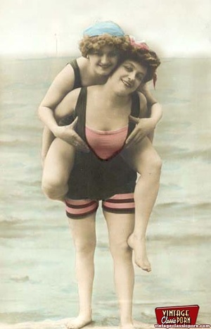 Very goreous vintage naked ladies posing - Picture 3