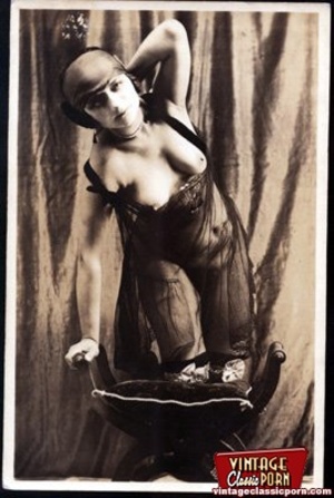 Very goreous vintage naked ladies posing - Picture 7