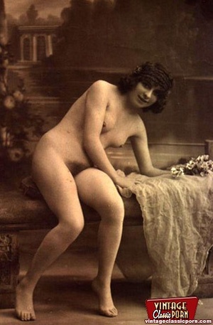 Vintage models showing their pubic hair  - Picture 1