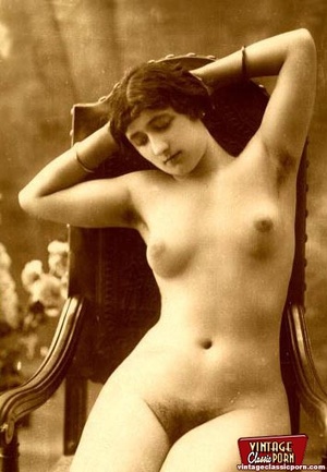 Vintage models showing their pubic hair  - Picture 6
