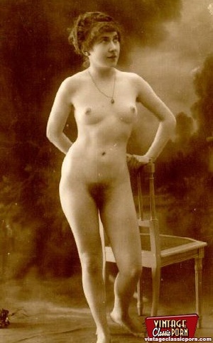 Vintage models showing their pubic hair  - Picture 9