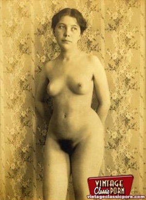 Vintage models showing their pubic hair  - Picture 10