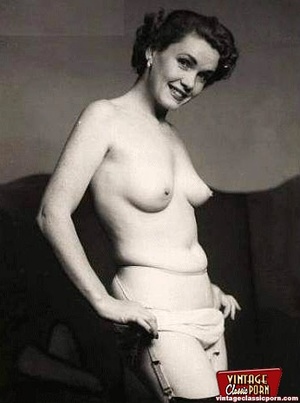 Pretty topless cute vintage girls posing - Picture 11