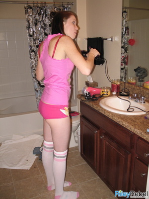 Pretty in pink hottie Riley Rebel fixing - Picture 3