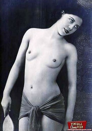 Pretty sexy topless vintagegirls posing  - Picture 12