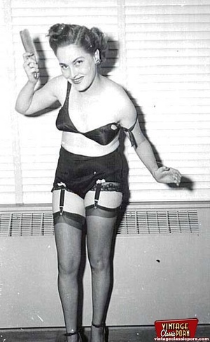 Horny vintage amateur model babes posing - Picture 11