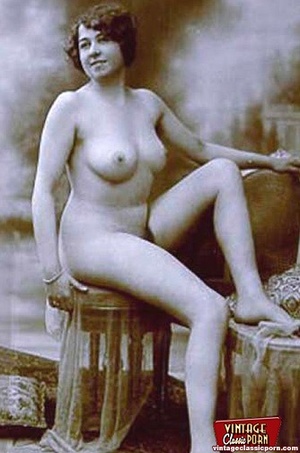 Some hot vintage chicks relaxing in the  - Picture 3