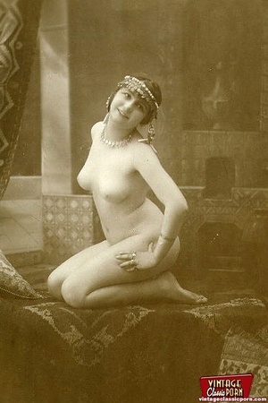 Some hot vintage chicks relaxing in the  - Picture 4
