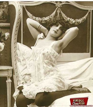 Some hot vintage chicks relaxing in the  - Picture 7